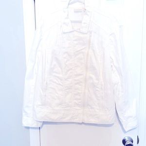 NWOT Chicos white zipper front jacket in size 3 never worn 2 zippered pockets